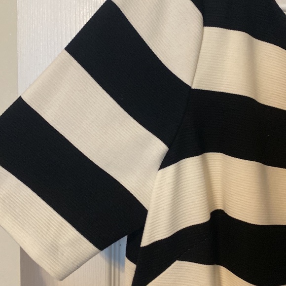 • Dress • - Picture 4 of 5